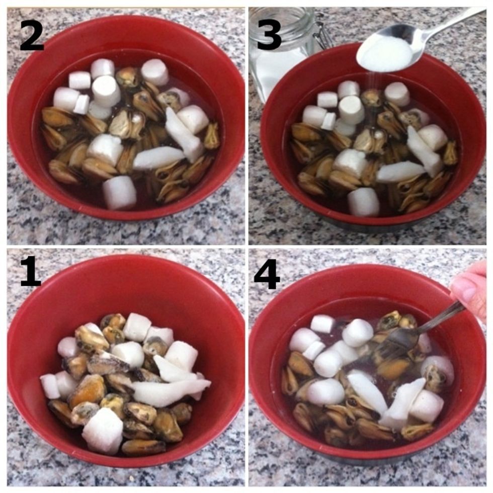 As my mixed seafood package came directly from the freezer, I had to defrost it. 1) Put frozen seafood in bowl; 2) Add ice cold water; 3) Add salt; 4) Mix and let it set for a while