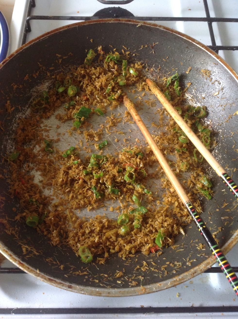 As soon as the lemongrass mixture turns dark yellow color, put the spring onion and dipped tofu on pan.