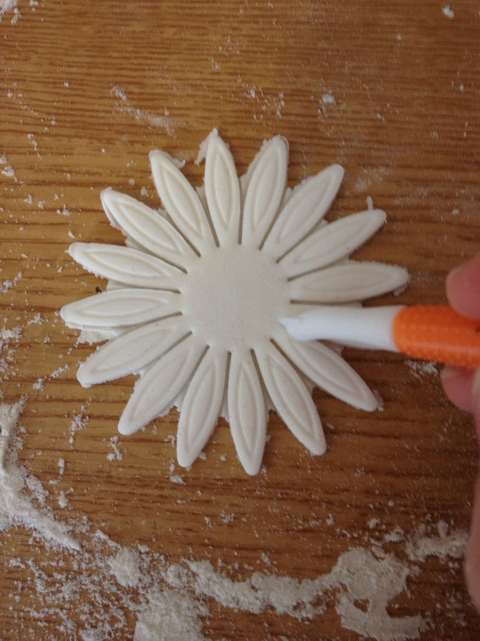 As the base of the petals are stuck together I use my little cutter to cut down to the base then I pulled away the excess bits