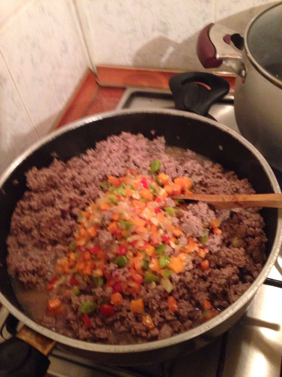 As the beef starts to change its color into dark brown, put the vegetables back into the pan.