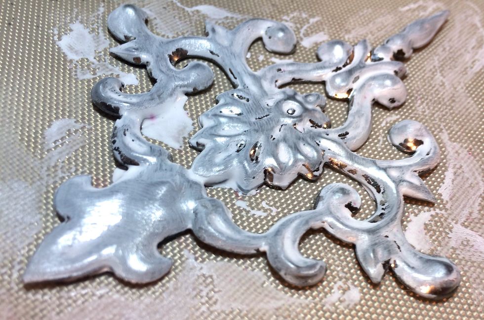 As the Immaculate Minx Shimmering Inks dry onto the medallion I rub it off to mute it down.