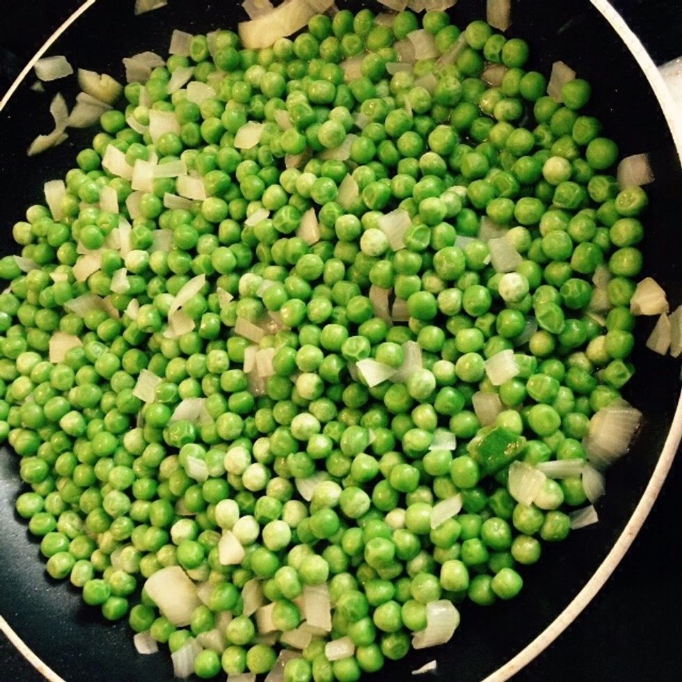 As the onion becomes translucent add the peas and some water. Season with salt and pepper, cover with a lid and cook gently for about 20-30min