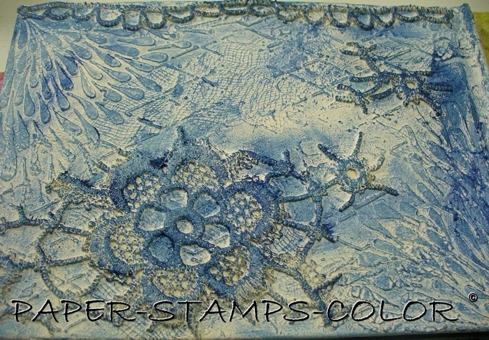 ..as with the front cover : with a sturdy brush, start with applying a first blue, Blue Topaz.