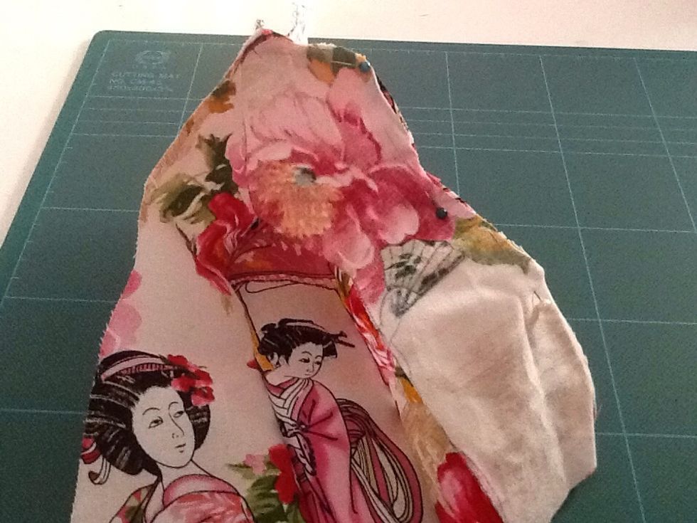 As you can see here is the close up of the pinning of the side pieces to the main body of the mannequin. (down the right side)