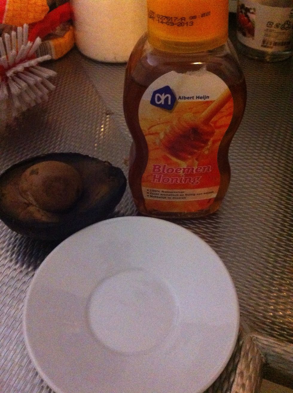 As you can see i dont wanne eat the avocado =) The avocado fruit has a lot of healthy oils in it. It is very good if you have a dry skin.