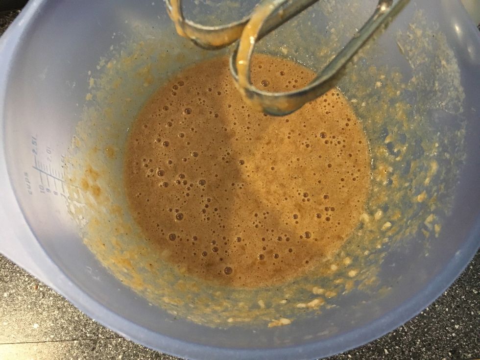 As you can see on the side of the bowl it was difficult to smoothen the batter with the coconut oil lumps. Using an electric whisk helps, and if you heat it up it's enough to stir with a wooden spoon.