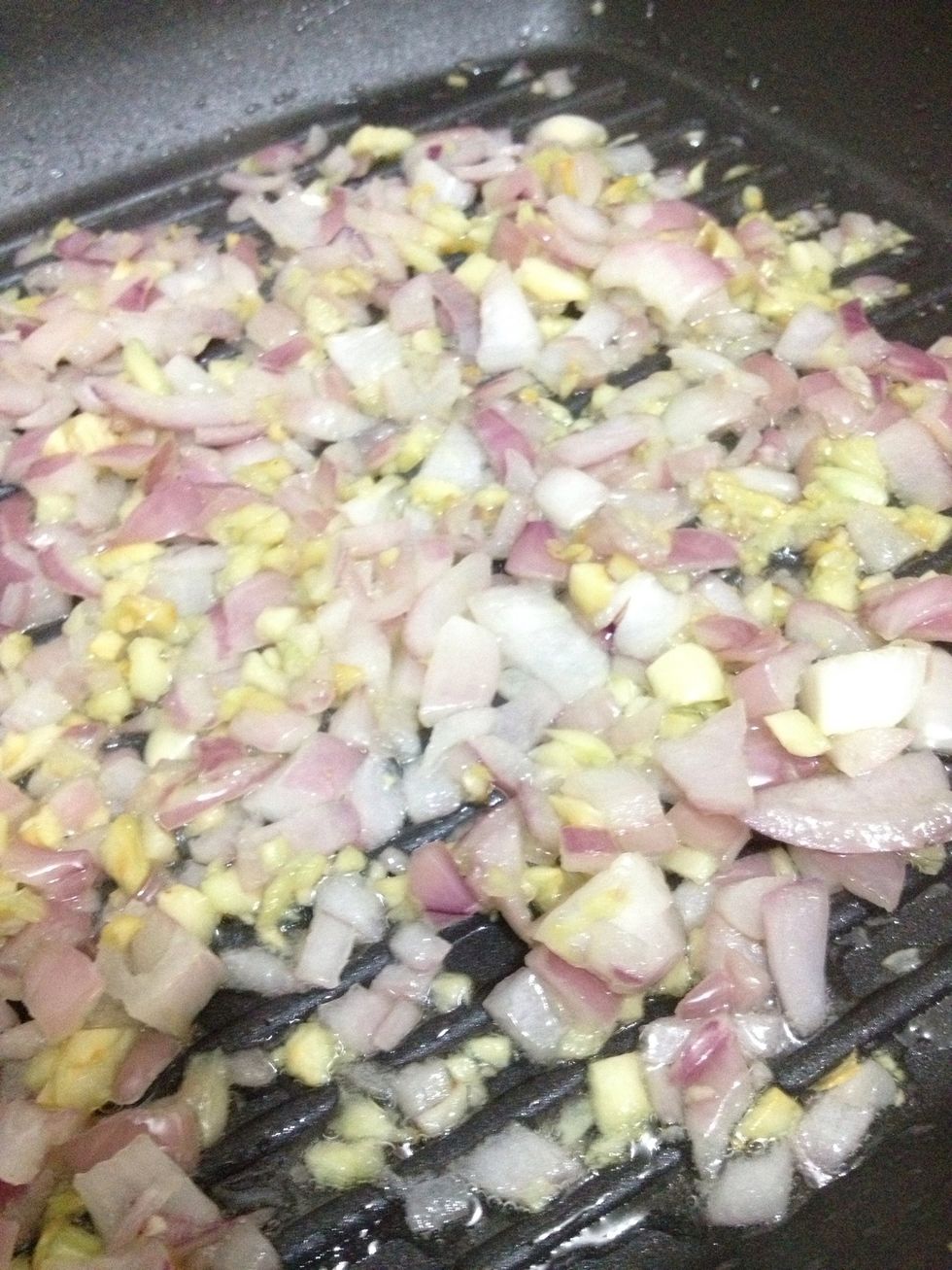 As you'll notice soon on my upcoming guides, I LOVE GARLIC AND ONIONS! And I cook almost everything in Garlic :) so here I am slow cookin garlic and onions in the pan with minimal cooking oil.
