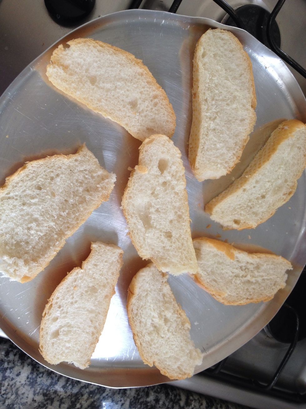 Asse o p\u00e3o para ficar crocante.