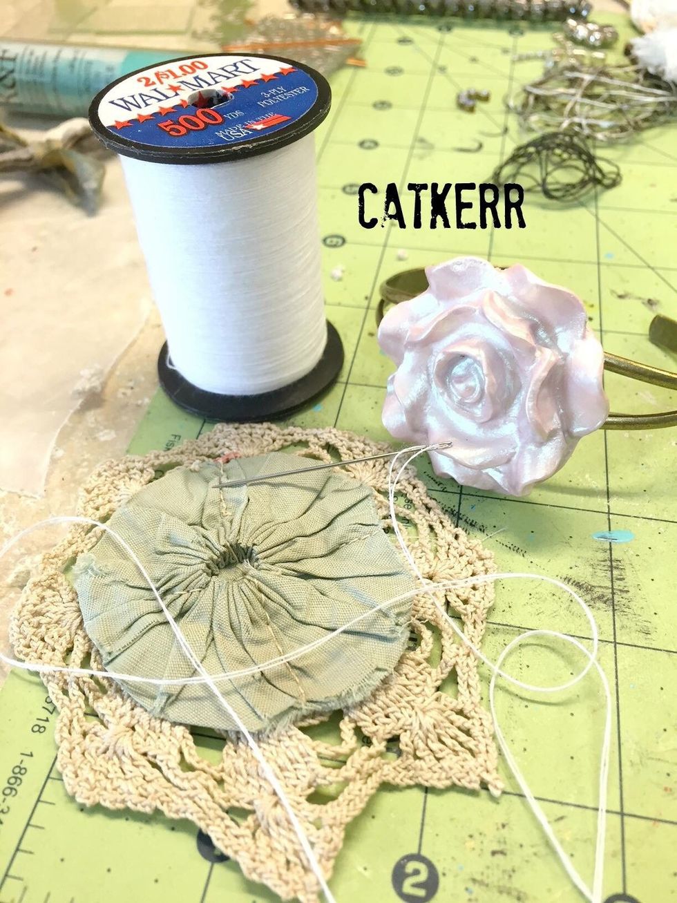 Assemble a fabric scrap bed and stitch it onto the cuff.