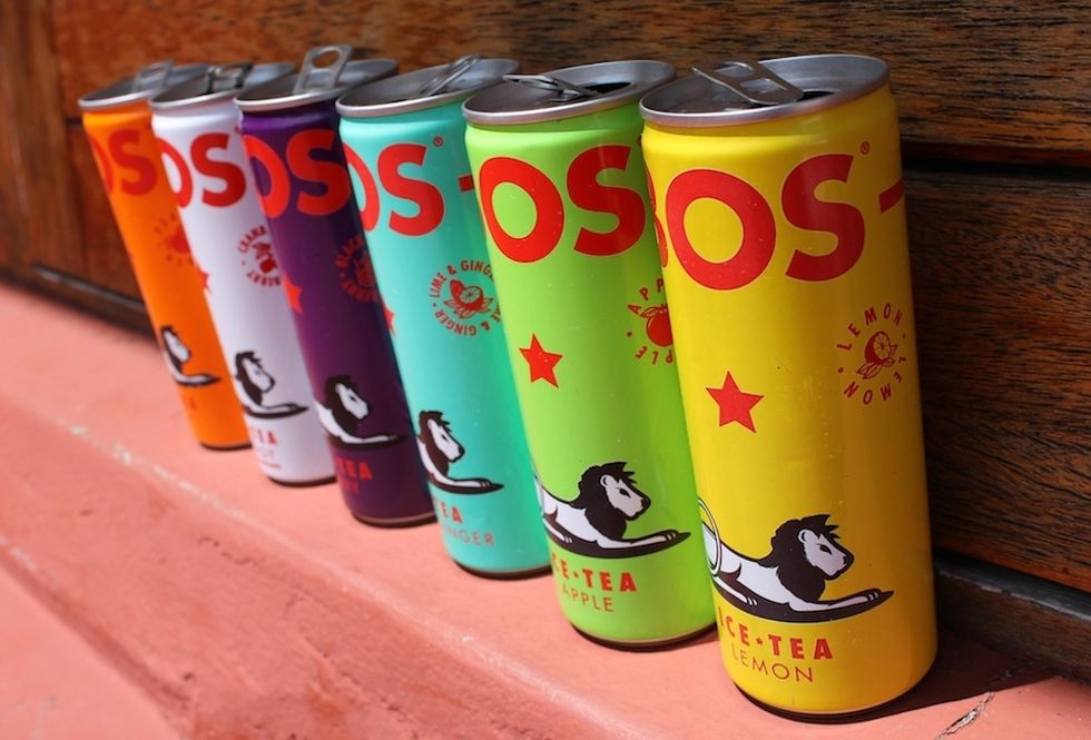 Assemble the cans you want to use for this upcycle. We chose one of each flavour of BOS ice tea. Remove the tabs of the can by wiggling them back and forth.