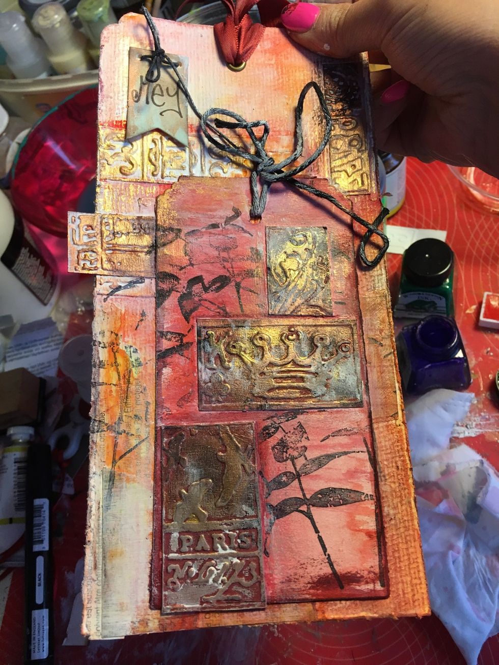 Assembly your tag and finish with gold acrilyc colour on embellishment.