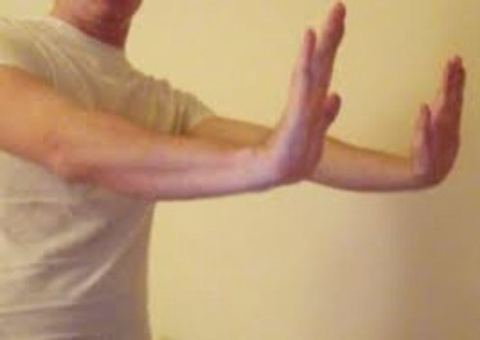 Asterixis Ayuda a reconocer la encefalopat\u00eda metab\u00f3lica Pida al paciente que extienda los brazos, con las manos hacia arriba y los dedos separados Vigile la postura durante 1 a 2 min