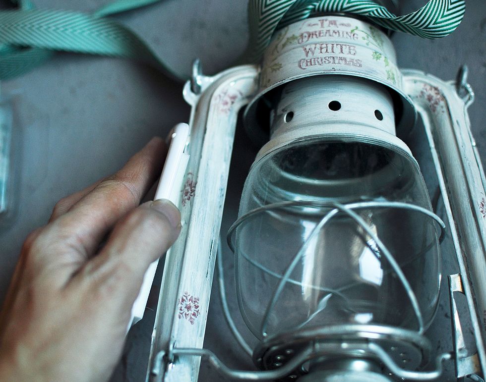 At the edge of the lamp put embossing stamp pad