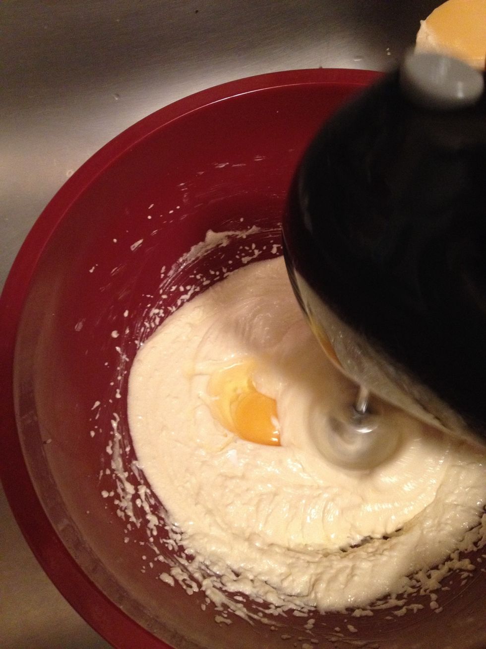 At the eggs, one at a time, to the cream sugar and butter, mixing until just combined. Script on the sides of the bowl after each addition. Add the vanilla and next until combined.
