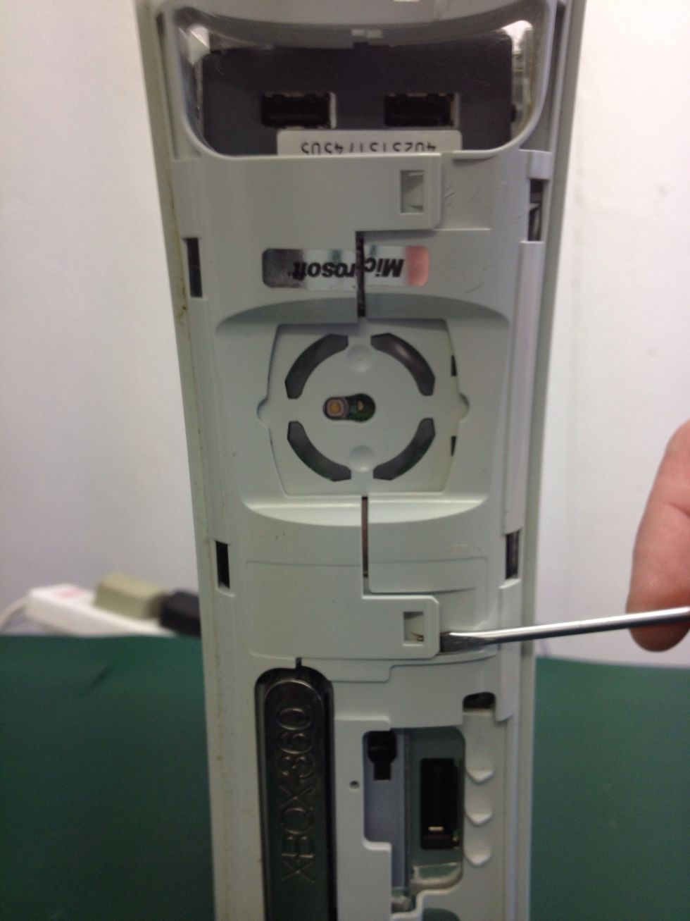 At the front the 360 you need to separate the locking tabs. I find this easier with the screwdriver but it can be done using just a fingernail. Again, gently separate the case as you move along.