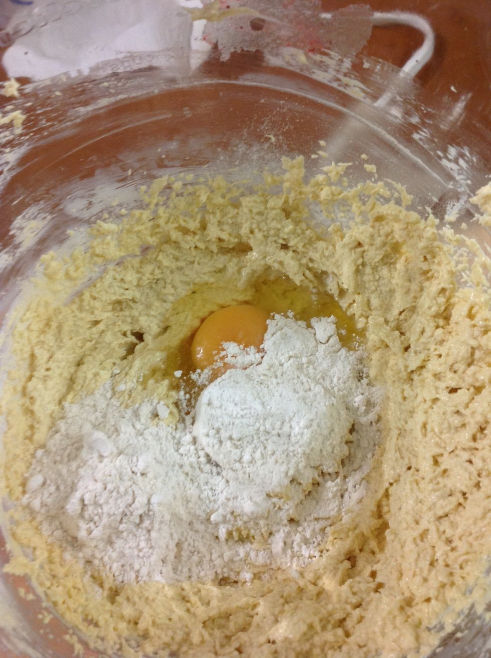 At the last egg, I add two spoons of flour, this is for the batter to emulsify properly and prevent separating.