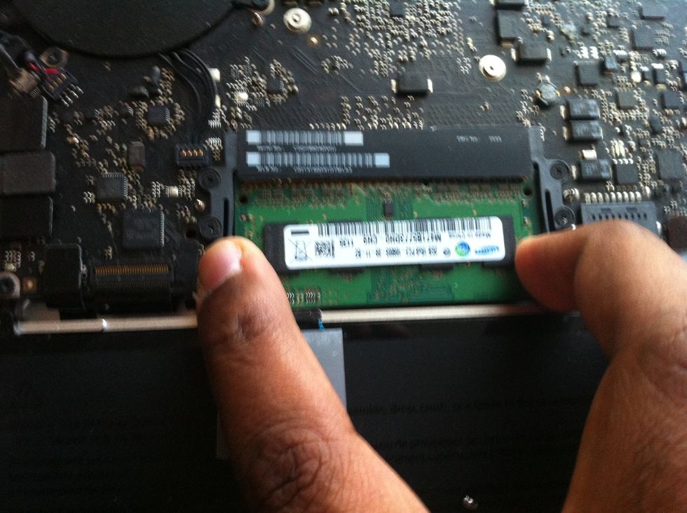 At the same time press left and right clipper away from the Center piece