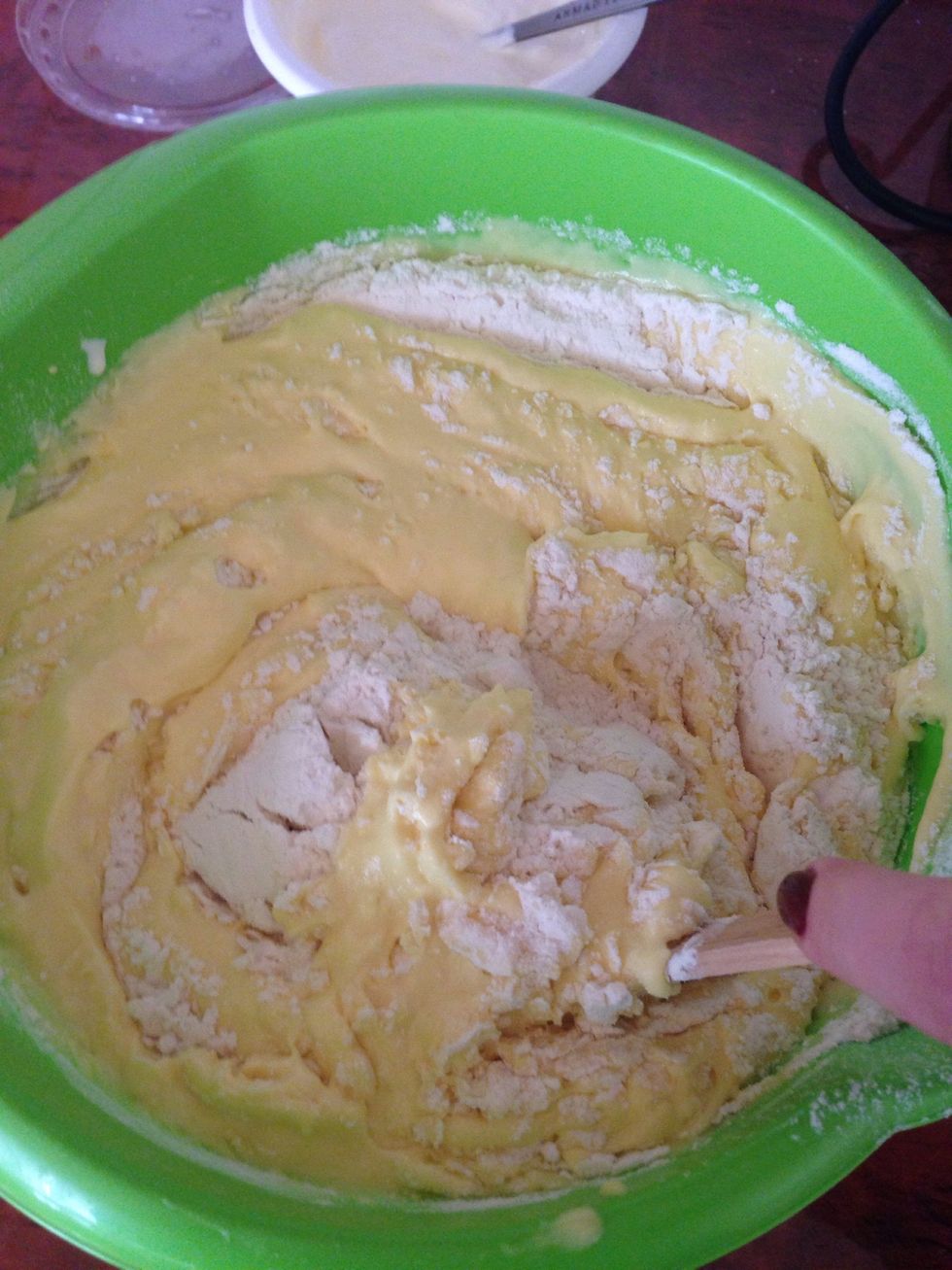 At this point add the sieved flour and mix carefully with a spatula