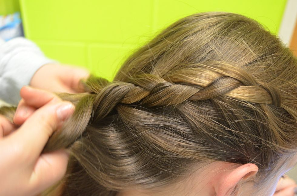 At this point in the braid it gets easier if you pay attention. You have to continue the braid, curve downward, keep the braid tight, and keep the section above the braid without lumps.