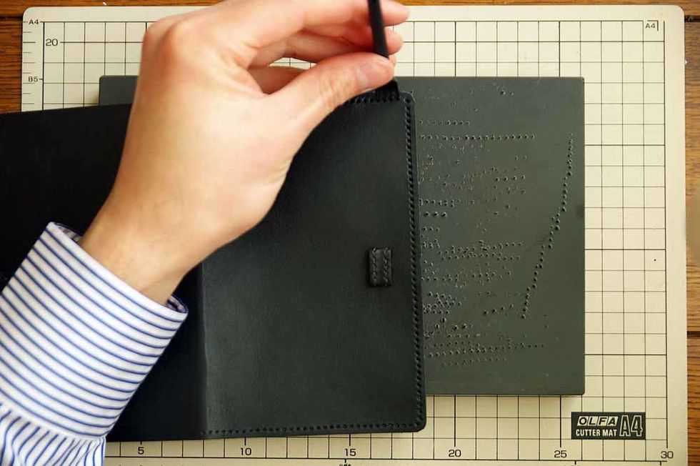 At this time, draw a line on the bankbook to make the sewing line. Pierce it with a hammer on the sewing line.