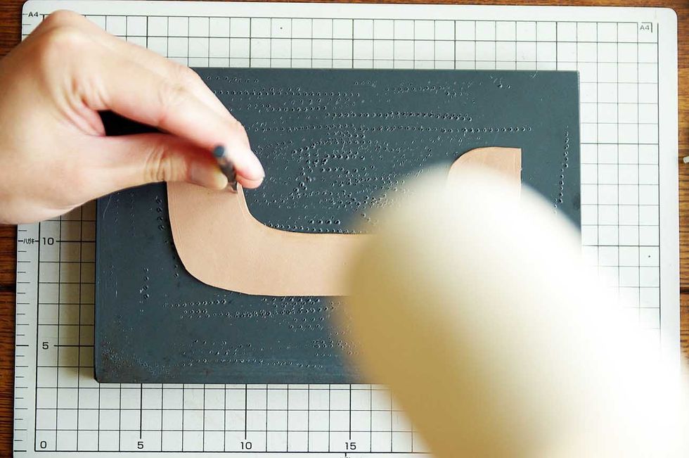 At this time, draw a line on the glasses to make the sewing line.Pierce it with a hammer on the sewing line.