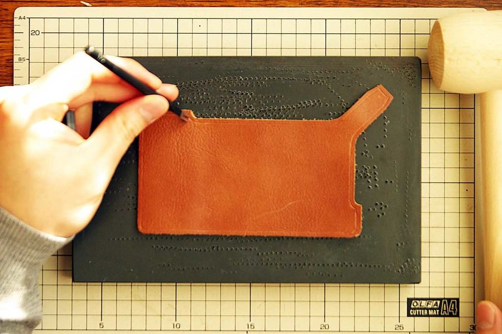 At this time, draw a line on the iPhone Jacket to make the sewing line. Pierce it with a hammer on the sewing line.