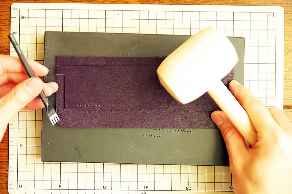 At this time, draw a line on the wallet to make the sewing line.Pierce it with a hammer on the sewing line.
