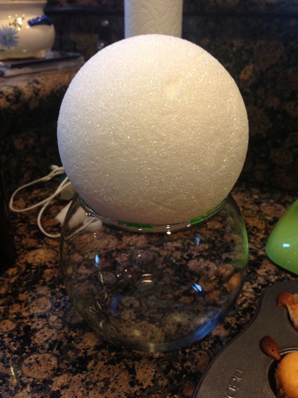 Attach foam on vase using royal icing