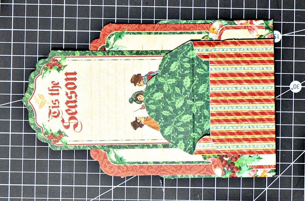 Attach the other pocket to the top as shown.