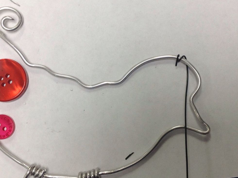 Attach the thinner wire to the head of the bird and begin with the eye.