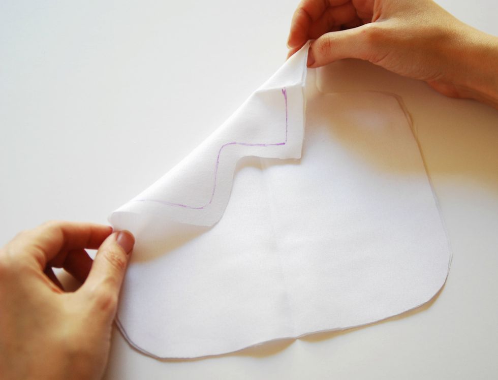 Attach the two pieces and sewed them together with a sewing machine, in small stitches program according to the contours. Leave top opening of 5-6 cm. turn inside cover you created to the other side.