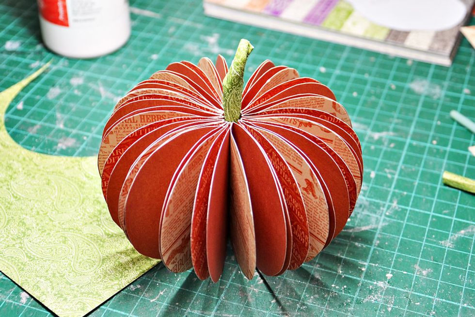 Attach to the centre of the pumpkin as shown.