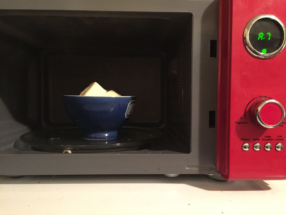 Au micro-ondes, faire chauffer le beurre en mode "d\u00e9cong\u00e9lation" (environ 1,5 \u00e0 2 minutes).