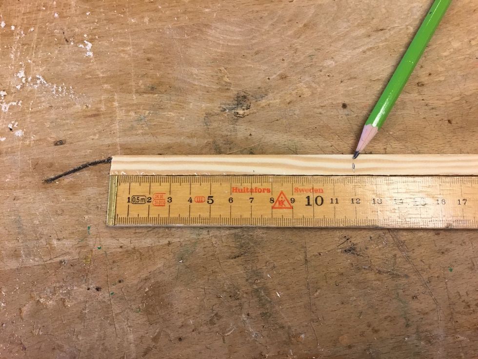 Av det smala materialet s\u00e5gar du en 12 cm l\u00e5ng bit.