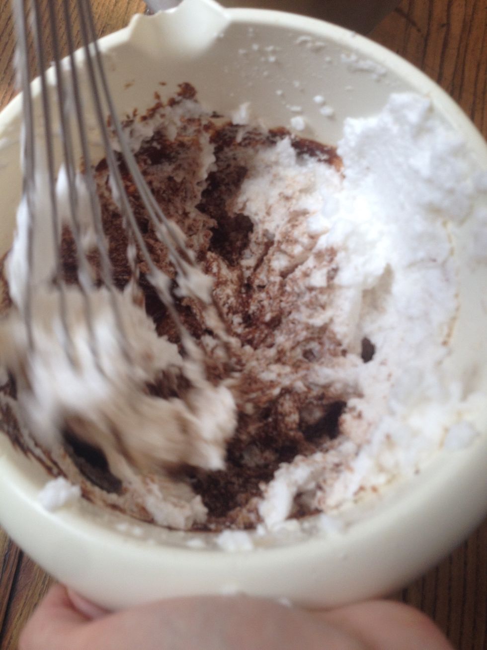 Avec un fouet, incorporez les blancs d'\u0153uf dans le m\u00e9lange au chocolat.