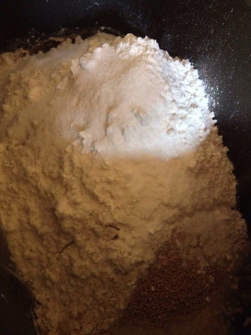 Avec une machine \u00e0 pain, programme p\u00e2te seule (sans cuisson) : placez les liquides, puis ajoutez les farines, puis les autres ingr\u00e9dients solides. Prenez garde \u00e0 ce que le sel ne touche pas la levure.