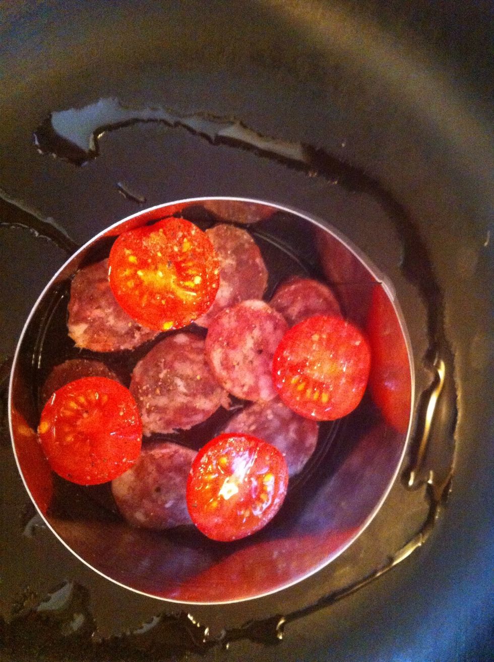 Average fire. Assume layers: sausage \u27a1tomatoes\u27a1eggs