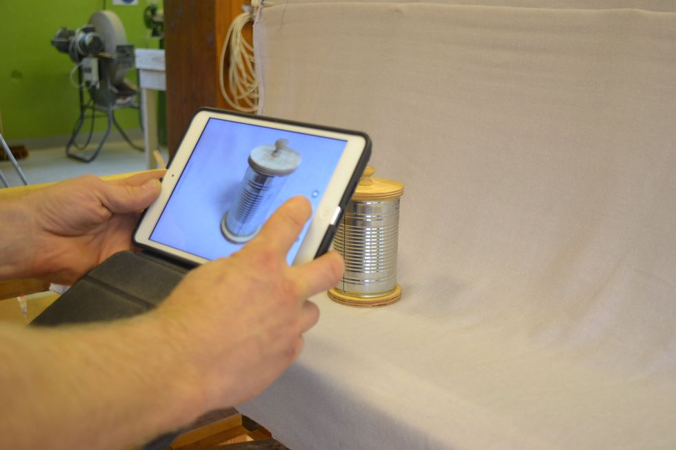 Avsluta med att skriva en utv\u00e4rdering i Sl\u00f6jdportfolio och ta bild p\u00e5 din burk. Anv\u00e4nd tyget som bakgrund s\u00e5 f\u00e5r du en proffsigare bild.