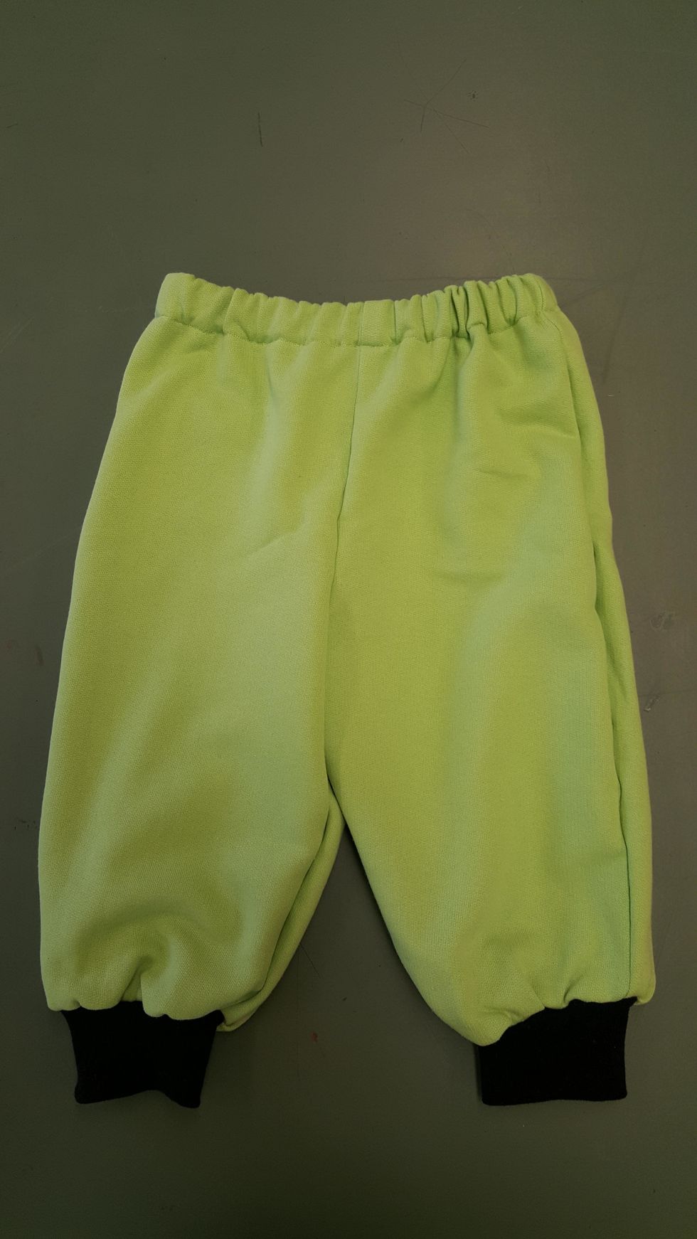 Avsluta med f\u00e5ll eller mudd nertill (se s\u00e4rskild beskrivning). Klipp l\u00f6sa tr\u00e5dar.