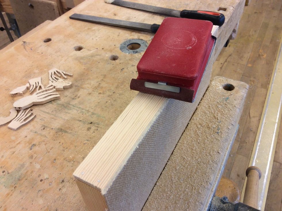 Avsluta med sandpapper.