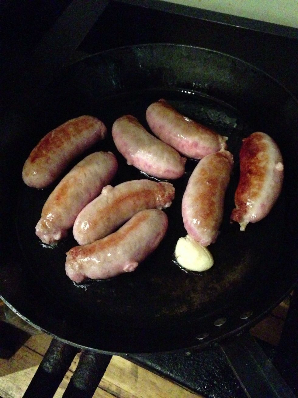 Aw, garlic and porkies, so happy together. Keep turning and checking till they're evenly cooked then transfer them to a dish lined with at least two layers of paper towel to drain. Keep warm.