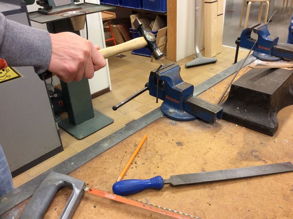 B\u00f6j klubban genom att sl\u00e5 ner den med en hammare.