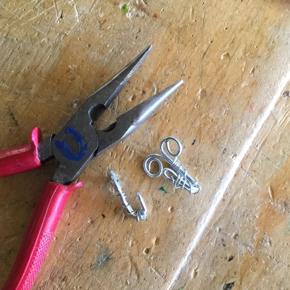 B\u00f6j kroken s\u00e5 det blir en h\u00e4ngare. G\u00f6r tv\u00e5 likadana krokar.