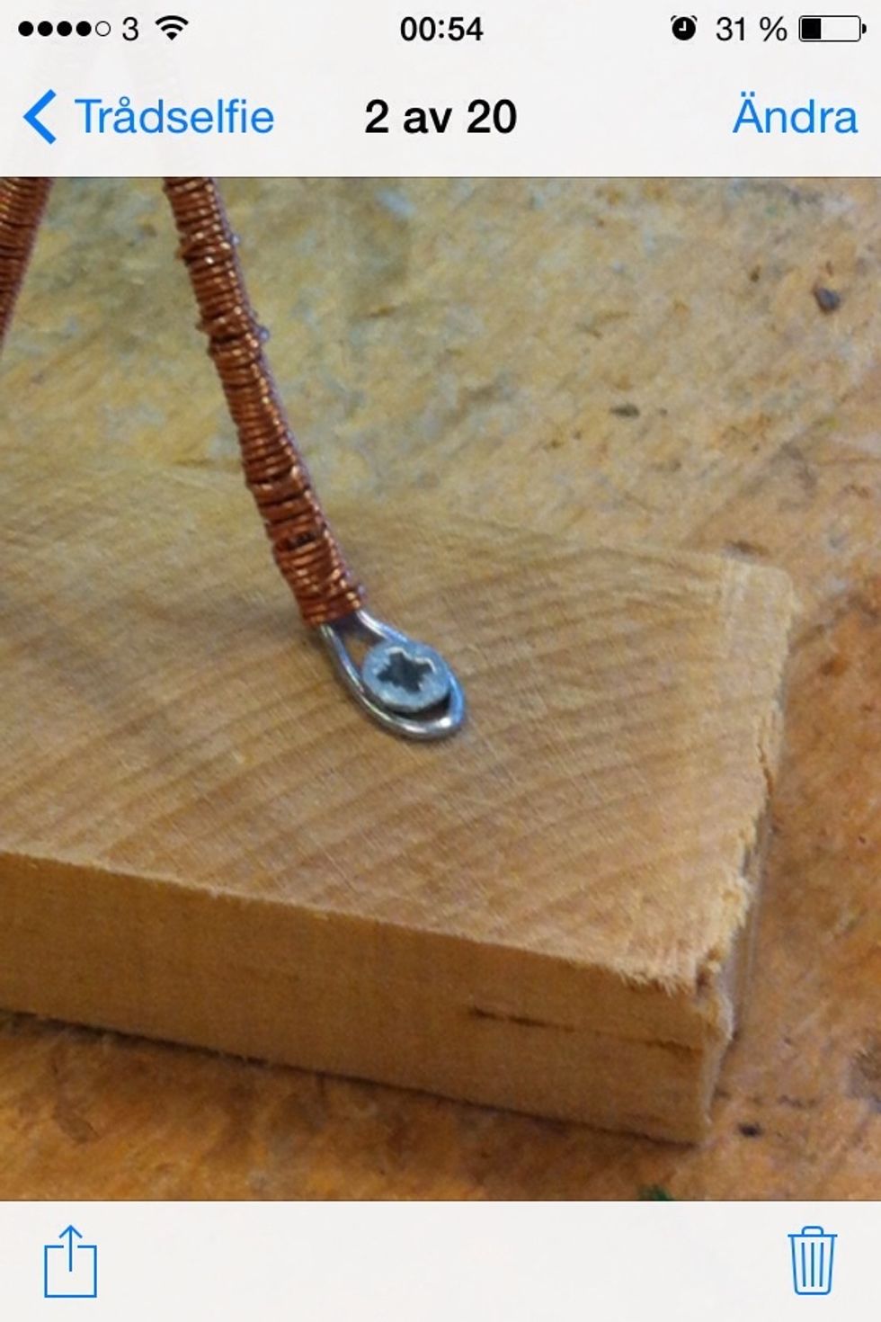 B\u00f6j till f\u00f6tterna och f\u00e4st figuren p\u00e5 en tr\u00e4bit med skruv.