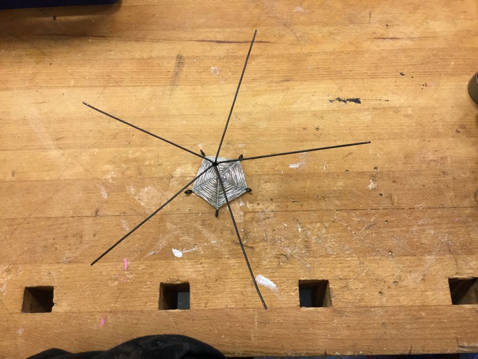 B\u00f6j ut de tjocka tr\u00e5darna i andra \u00e4nden, s\u00e5 som bilden visar.