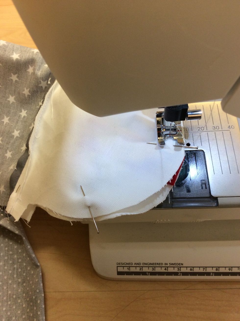B\u00f6rja att sy ihop den uppe i ansiktet, gl\u00f6m inte att f\u00e4sta tr\u00e5den genom att backa n\u00e4r du startar. Sy 1cm in fr\u00e5n kanten (=1cm s\u00f6msm\u00e5n)