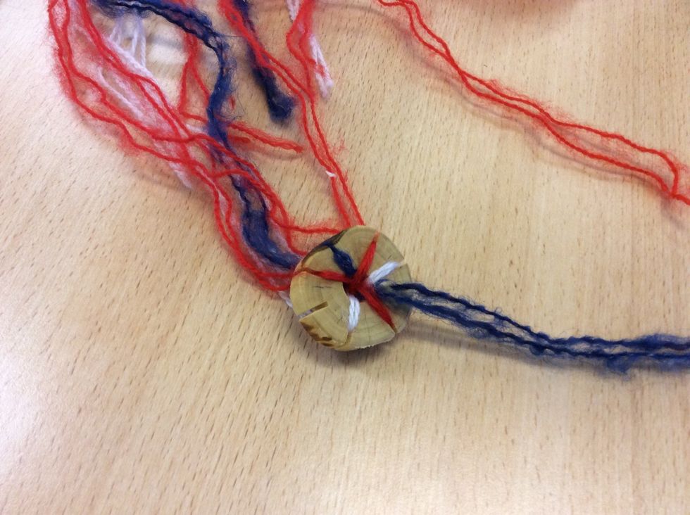 B\u00f6rja fl\u00e4ta. Ta garnen som sitter i 3 h\u00e5let till h\u00f6ger fr\u00e5n det tomma h\u00e5let allts\u00e5 i detta fallet de bl\u00e5a, och flytta dem till det tomma h\u00e5let.