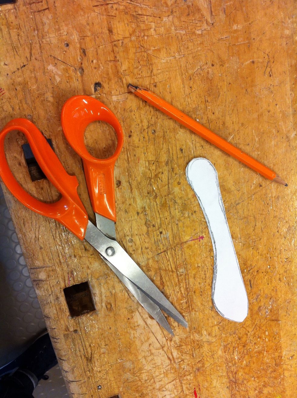 B\u00f6rja med att g\u00f6ra en mall i papper och klipp ut den.