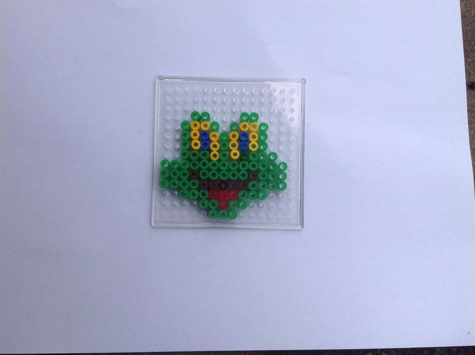 B\u00f6rja med att g\u00f6ra en p\u00e4rlplatta. Hitta m\u00f6nster p\u00e5 n\u00e4tet eller hitta p\u00e5 sj\u00e4lv. G\u00f6r inte alltf\u00f6r stor.