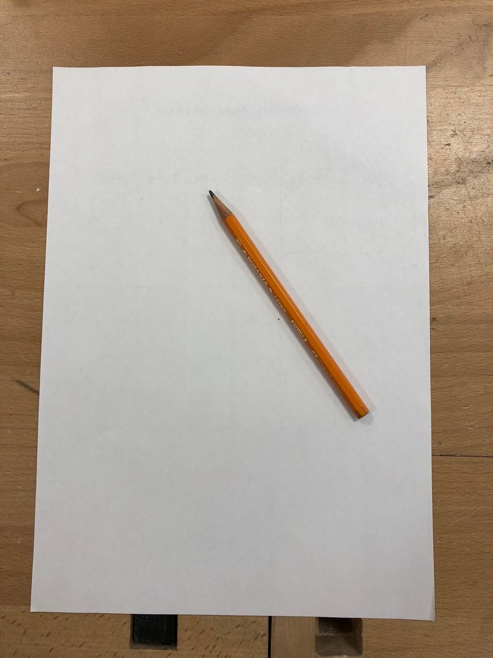 B\u00f6rja med att h\u00e4mta en blyertspenna och ett papper. Passa p\u00e5 att ta en snabbtitt i en spegel hur du ser ut.